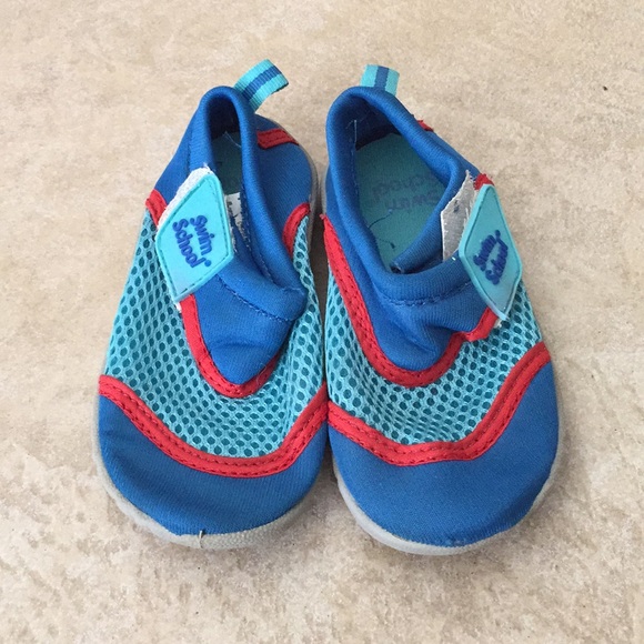 boys swim shoes